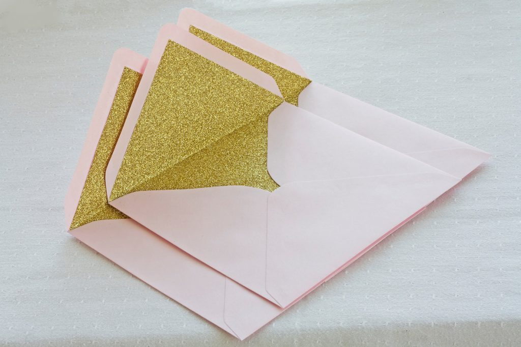 4-theweddinginvitation-etsy_-com_-enveloppe-glitter-pailettes-paper-good
